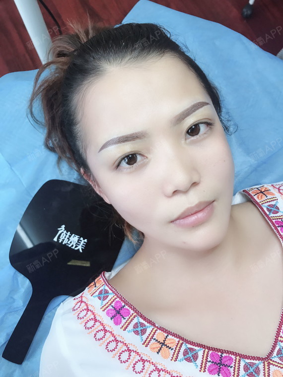 跟蜡笔小新一样,还有就是纹眉后出现过敏,红肿,出血,恢复的不好脸就毁