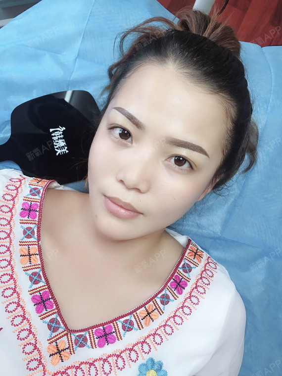 跟蜡笔小新一样,还有就是纹眉后出现过敏,红肿,出血,恢复的不好脸就毁