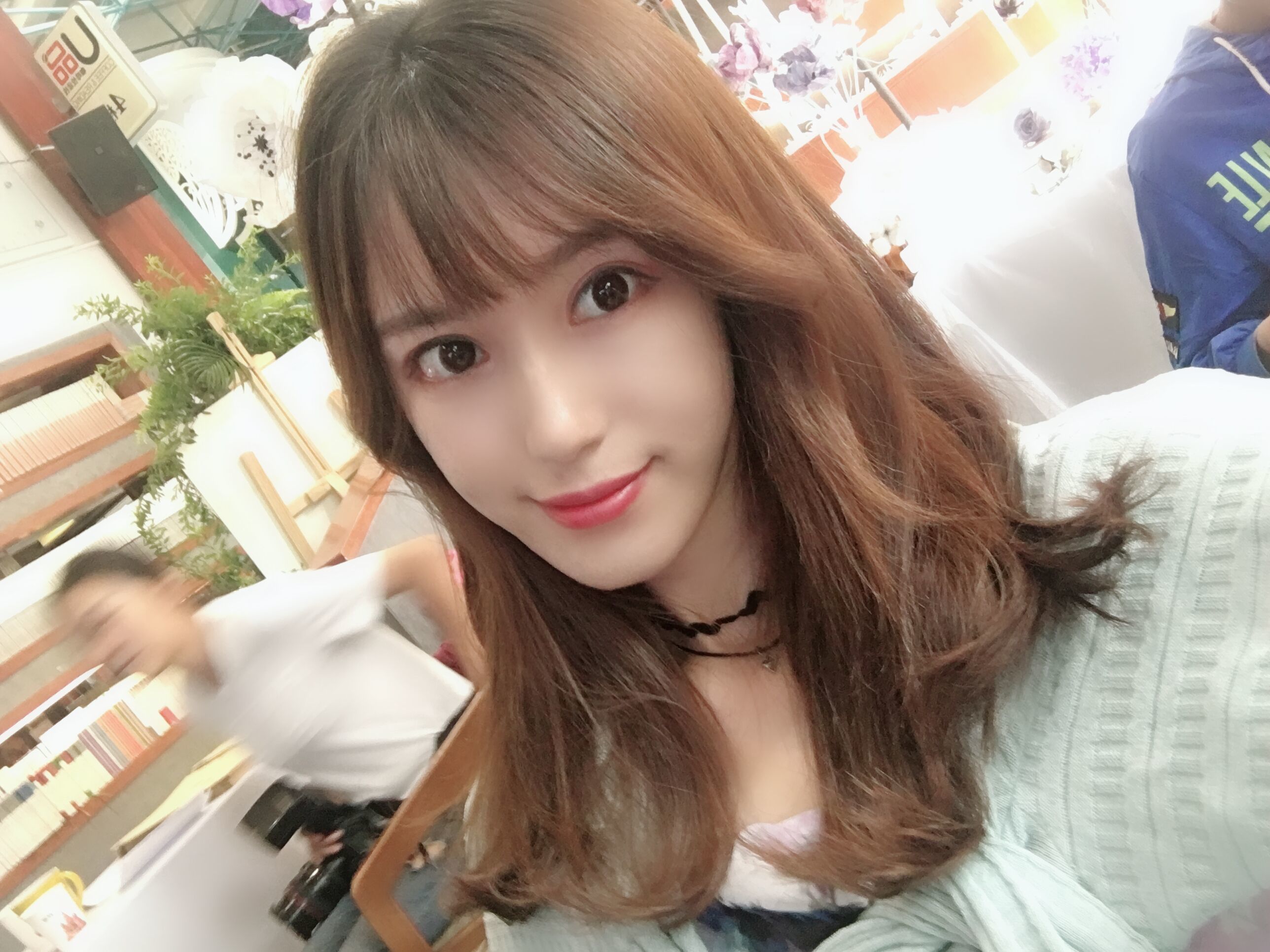 现在不管是男性还是女性都喜欢白净细腻的皮肤而不是化妆很浓的脸蛋了