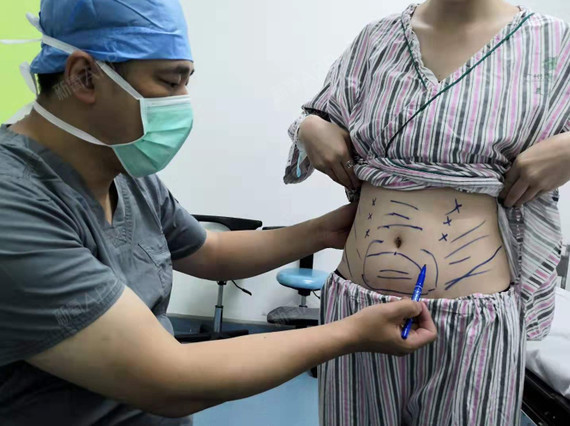 感覺自己還能再瘦點,肚子和大腿那一塊有很多肉肉普通人肚子圖片