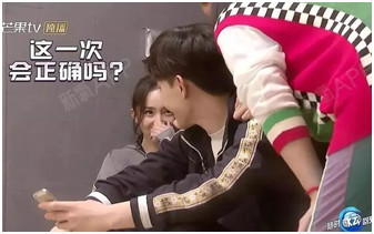 杨幂上综艺强撩邓伦?双眼皮+开眼角=撩人电眼