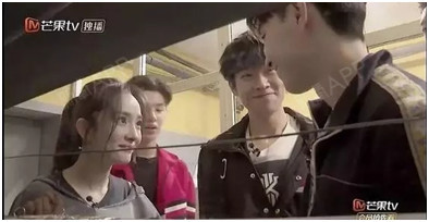 杨幂上综艺强撩邓伦?双眼皮+开眼角=撩人电眼