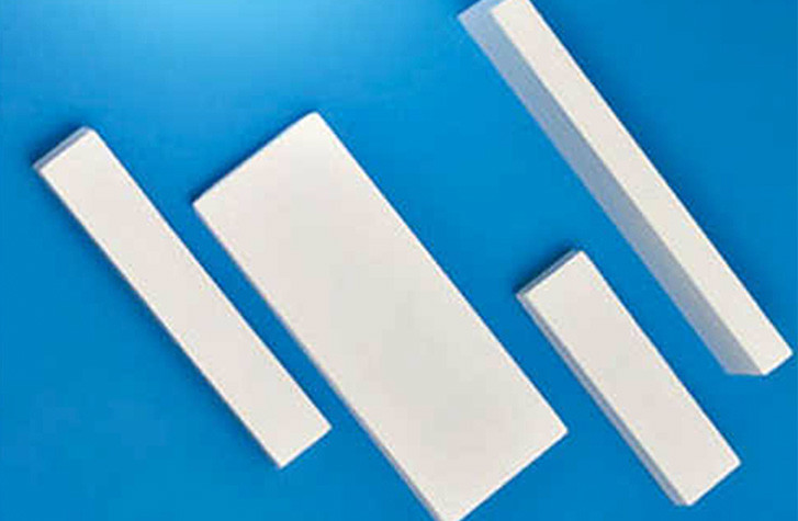 手术隆鼻材料分为两大块,一是假体材料——硅胶,膨体