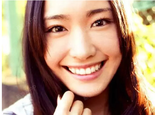 加了个双眼皮 狭长的眼睛变得又大又萌,清新脱俗~ ▼