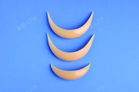 可以通过假体隆下巴(硅胶,膨体,medpor),颏成形术(颏前移术,颏后退术