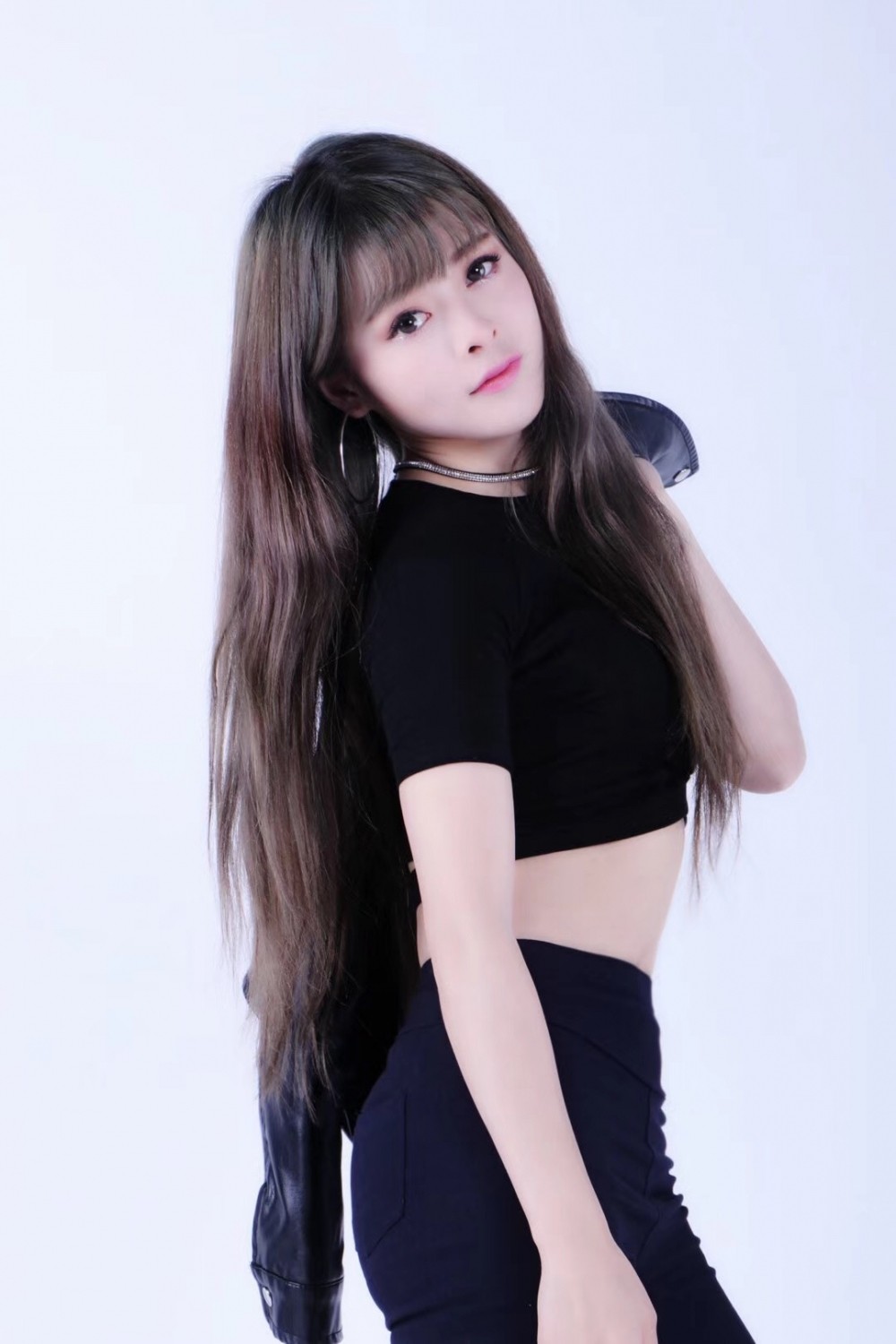 如何挺胸做女人!