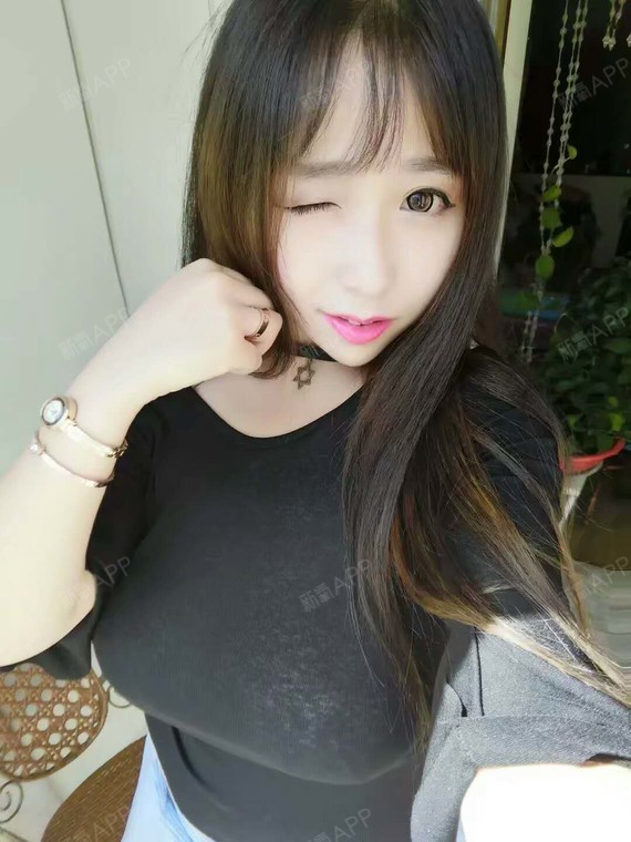 假体隆胸是在胸部周围做一个切口,然后把雕塑好的乳房假体植入进去