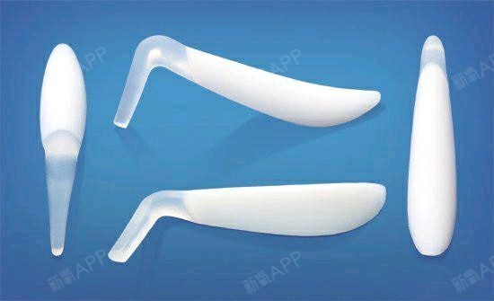 你好,感谢邀请。硅胶隆鼻和膨体隆鼻其实都是
