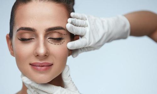 面部吸脂就是采取手术的方式做一个隐蔽的小切