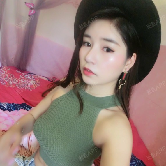 以前像这种衣服我都不敢穿的,因为没有胸撑不起来.