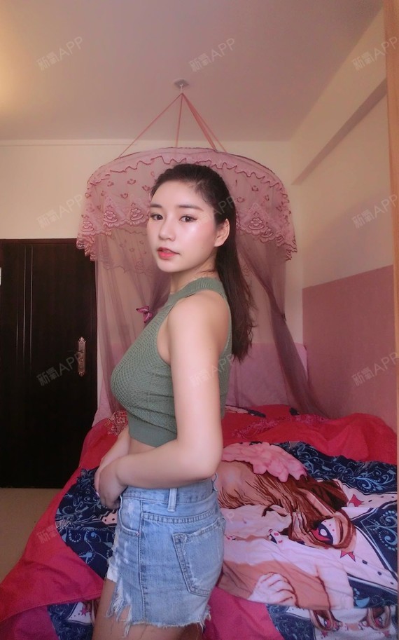 以前像这种衣服我都不敢穿的,因为没有胸撑不起来.