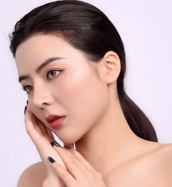 看着鼻子就显得太突兀了,好像有一个高挺的鼻子,开