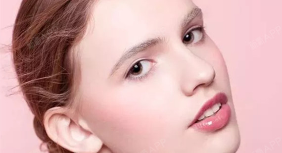 宽度:下巴应饱满且微微前突, 理想的下巴突度轻贴于鼻根点的垂线.