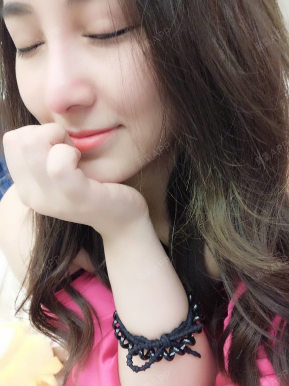 A:亲爱的,我想隆鼻.Q:啊~~我也是^_^A:可是我不