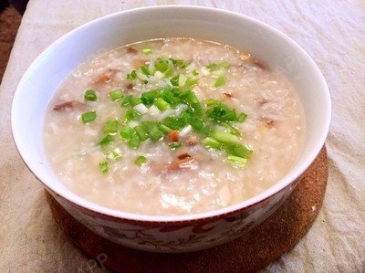 二,墨鱼粥的做法: 材料:墨鱼100克,大米500克,猪肉30克,白胡椒