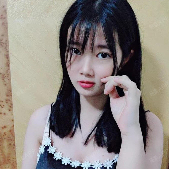 胸部大了觉得自己美美哒,穿衣服有型,自拍还那么性感