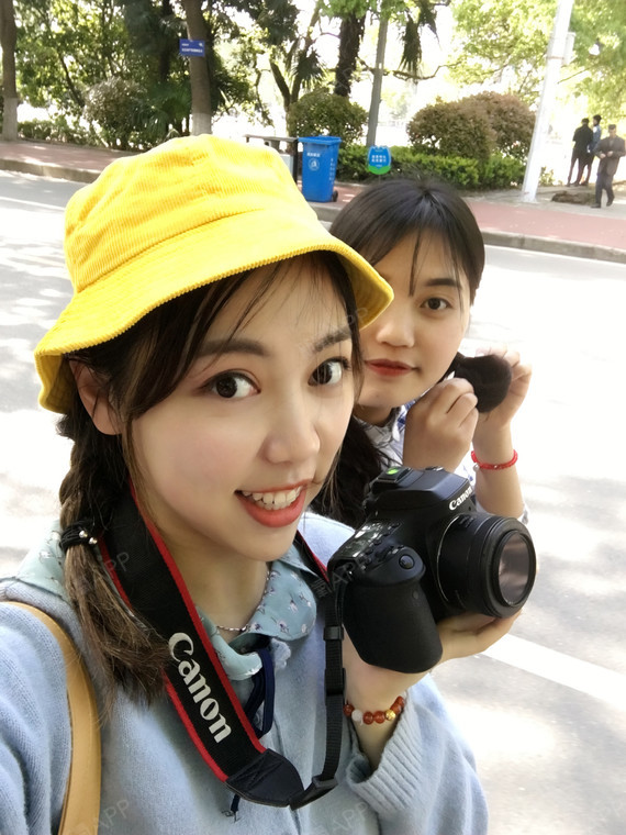 跟朋友拿着相机拍拍拍~~阳光明媚呀 眼睛感觉都睁不_圈子-新氧美容