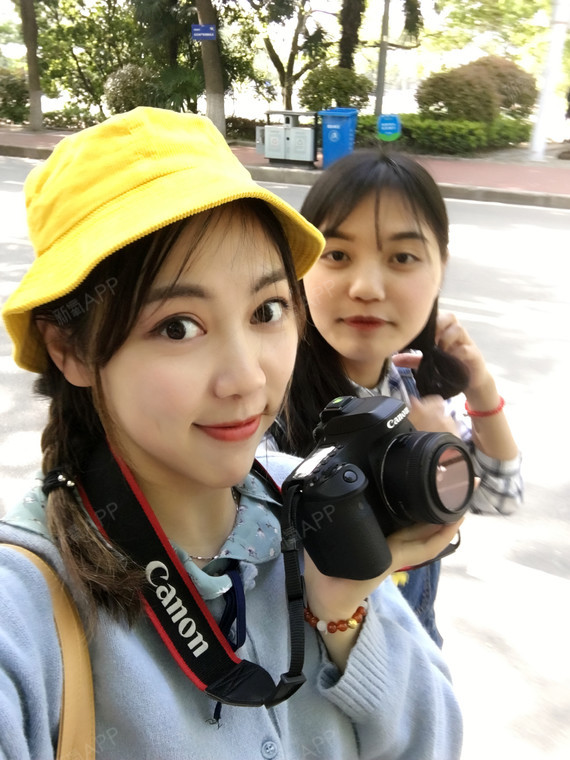 跟朋友拿着相机拍拍拍~~阳光明媚呀 眼睛感觉都睁不_圈子-新氧美容