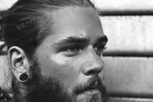 如果天生没有鬓角的小伙伴可以进行种植