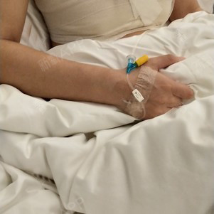 今天是我做完隆胸手术的第三天了,现在还在住院期间