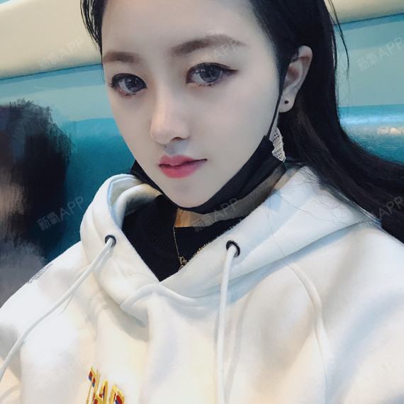 鼻子有一点略微下勾的感觉,但是又很有味道,显得气场_圈子-新氧美容