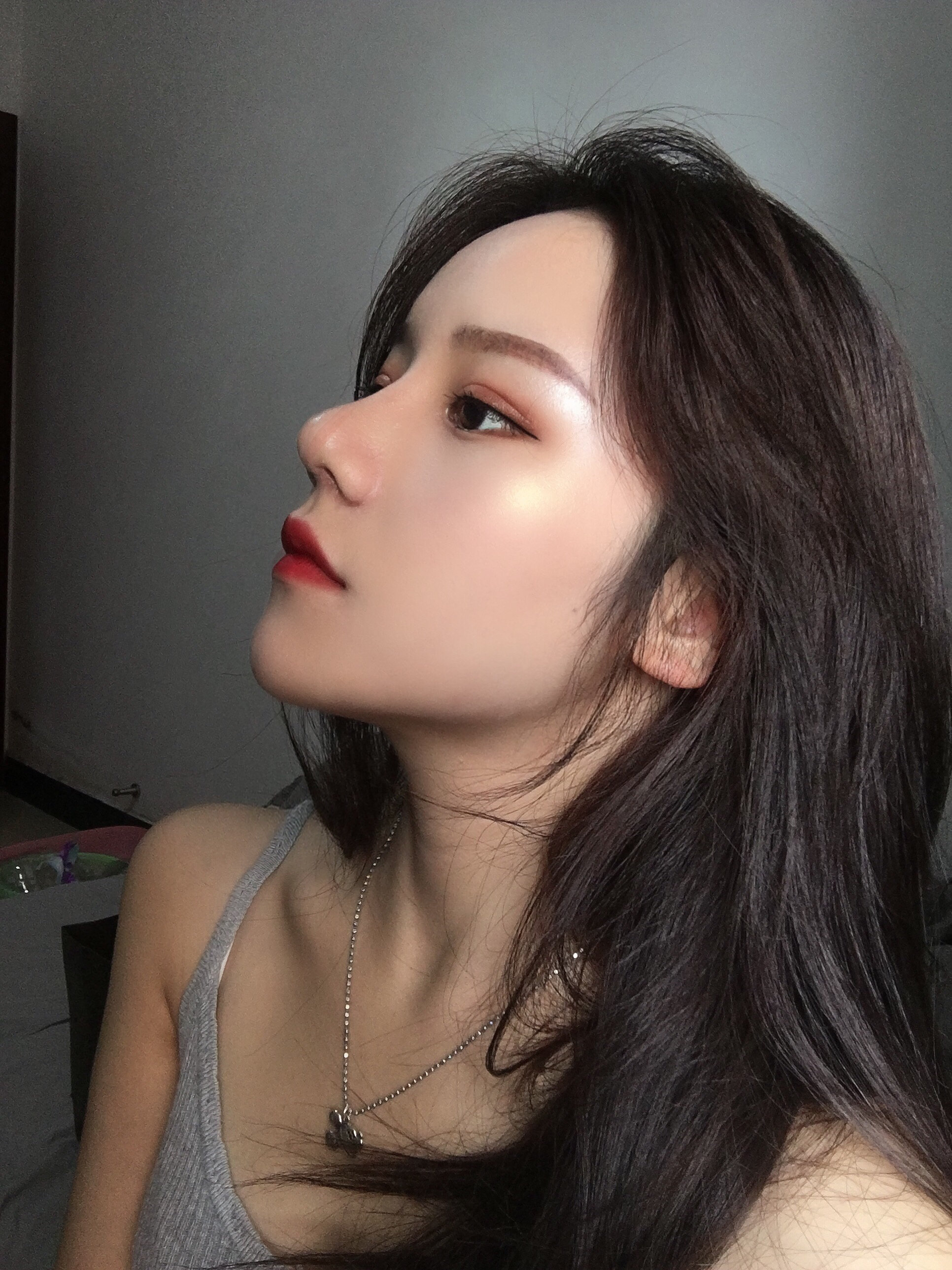 现在眼睛的恢复已经很自然了,只有低头的时候会看到有一条细细的线