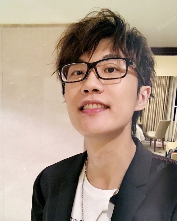 想知道嵩哥什么时候带的牙套