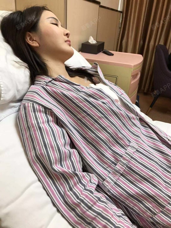 刚做完假体隆胸的前两天基本就在床上躺着休息,刚做完_圈子-新氧美容