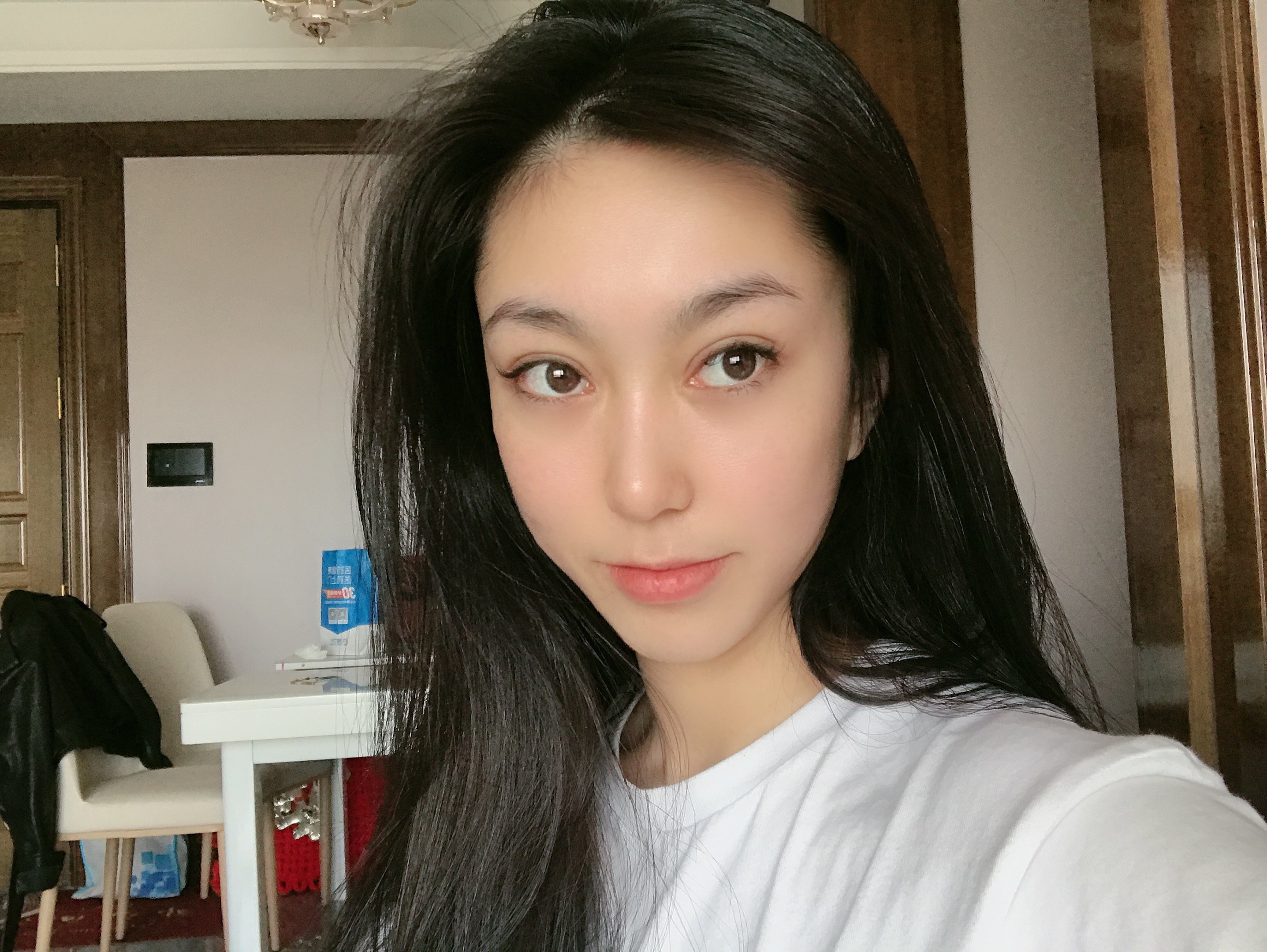 有时候出去外边呢,我会去带一墨镜,毕竟眼睛之前还在恢复,不想被人看