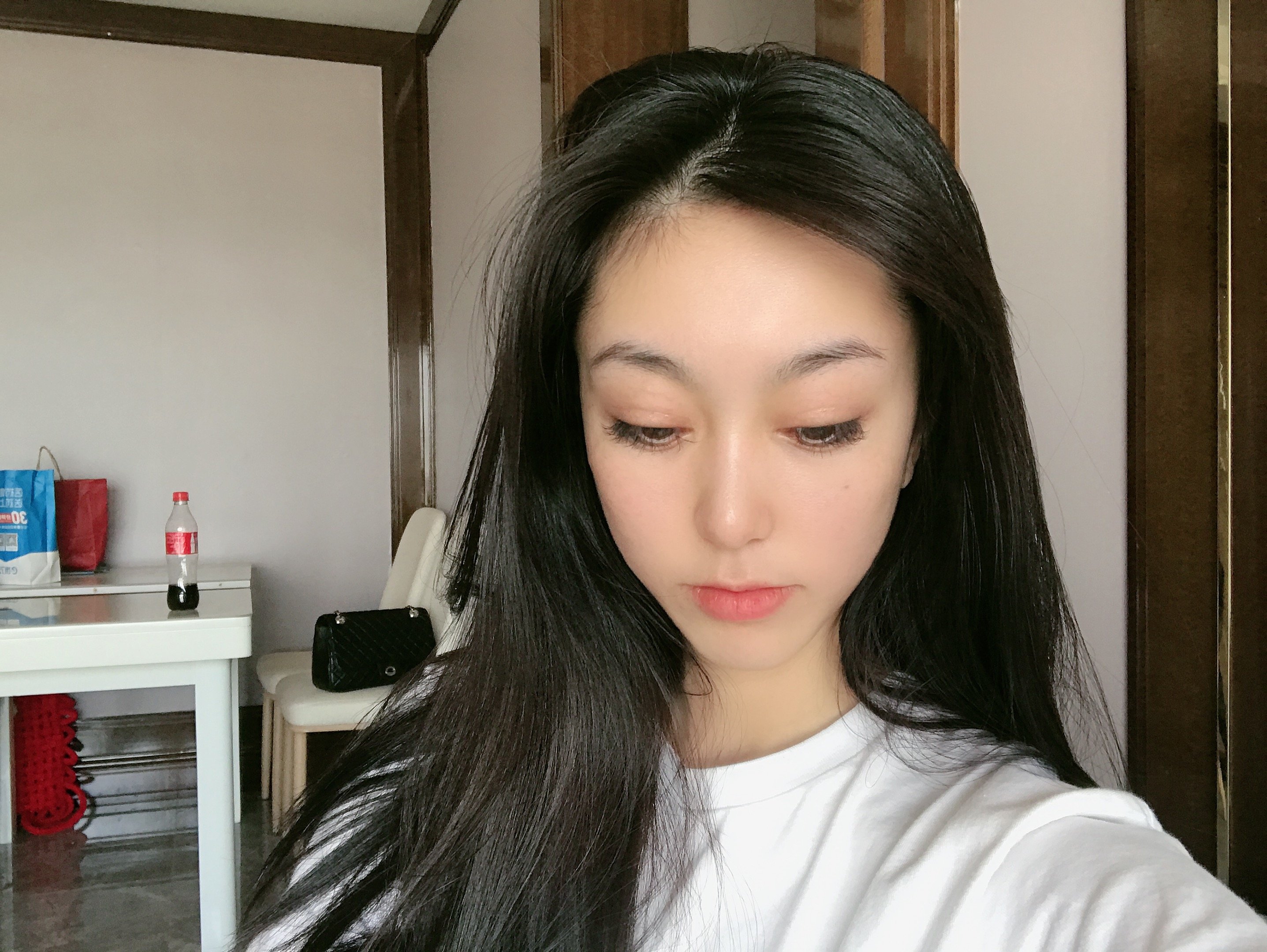 有时候出去外边呢,我会去带一墨镜,毕竟眼睛之前还在恢复,不想被人看