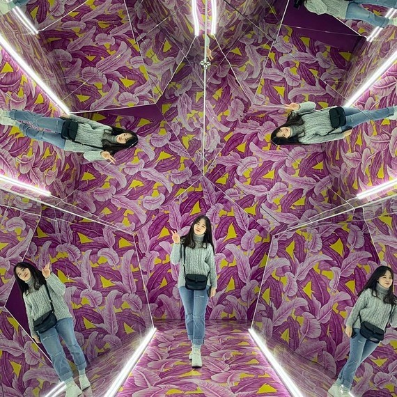 和朋友去了网红景点拍照~那么大的万花筒真的好玩!