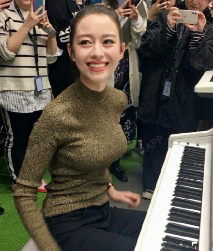 羡慕吉娜的脸更羡慕她的身材如果通过假体丰胸变成吉娜