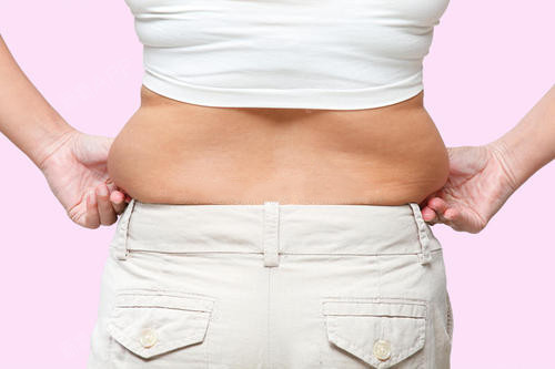 腰腹部的脂肪堆积大部分出现在上班族和学生党身上,每天最少8个小时的