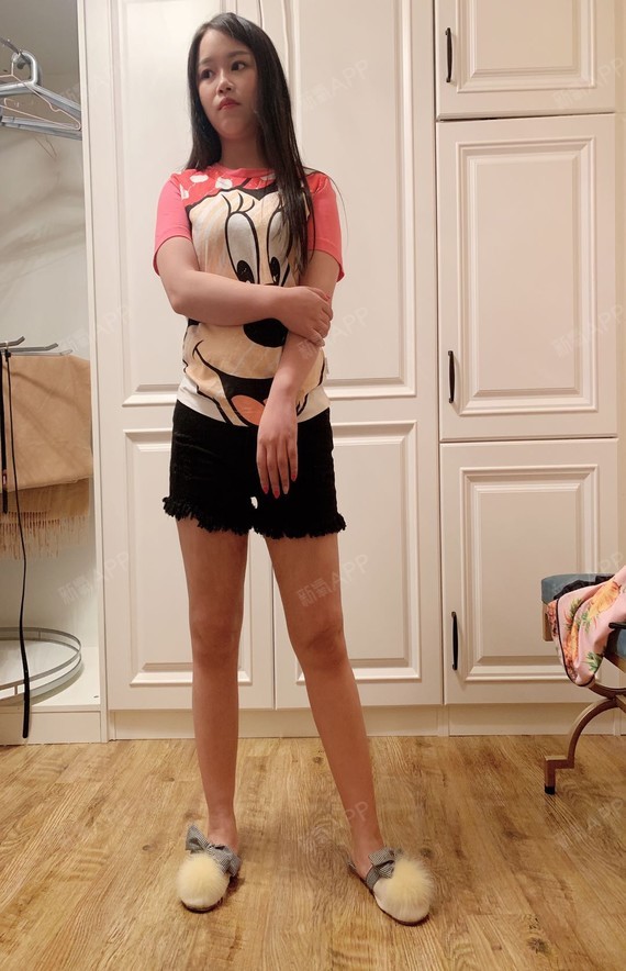 在家睡前拍一组照片大腿还是比较直的