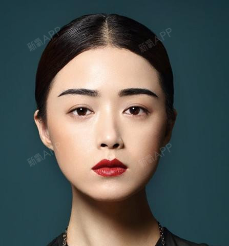 正面留白干净,像张面纸,搭配线条精致的五官,有古典纤柔的美感