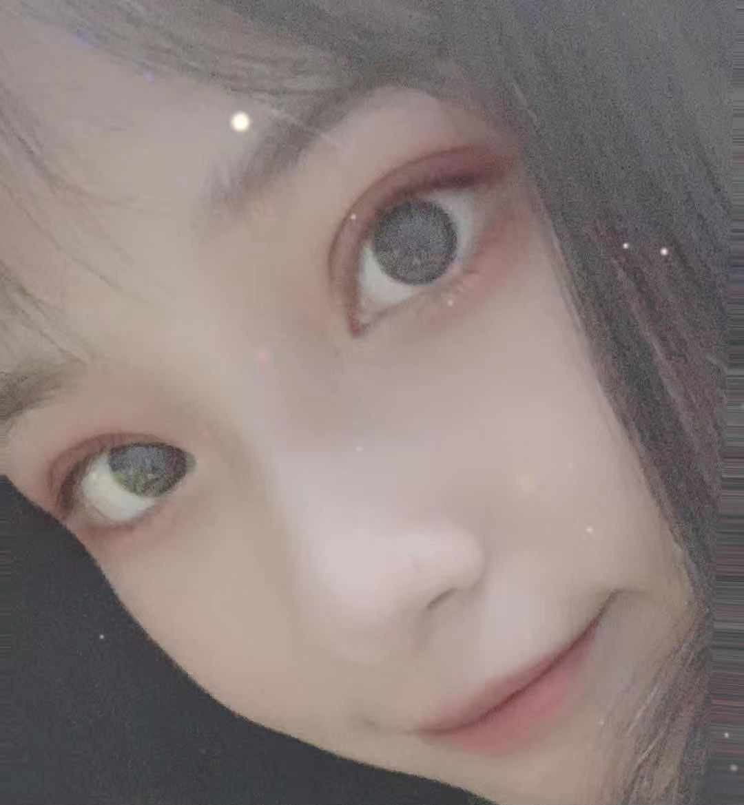 秋瞳剪水,明眸善睐,一双灵动有神的双眼皮会给人眼前一亮的感觉