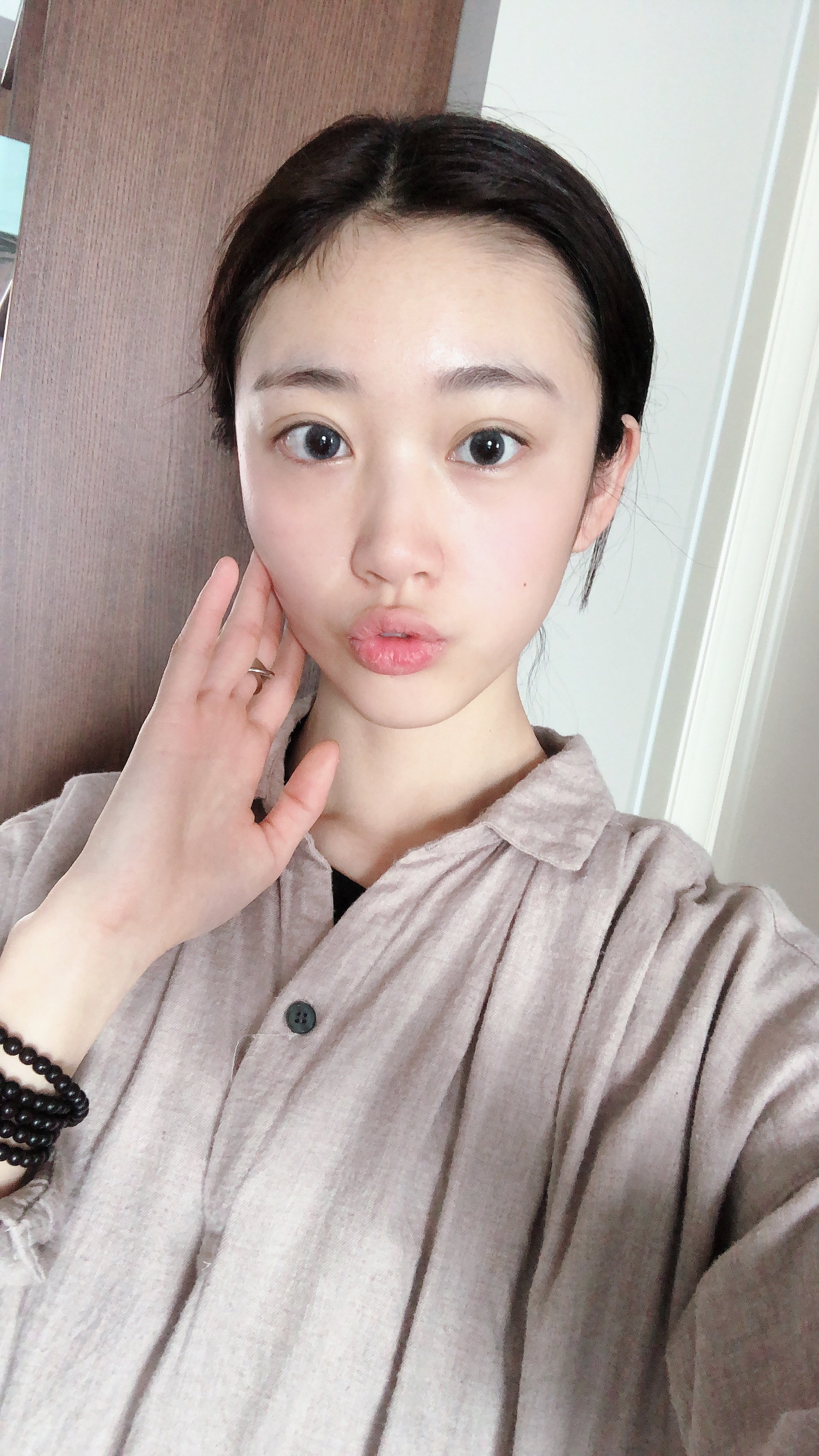 双眼皮还是这么好看,整个人看起来都年轻很多呢!