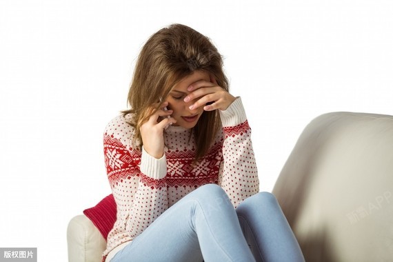 卵巢功能下降会有皮肤松弛老化,色泽下降,往往更黄,灰暗,色斑等问题.