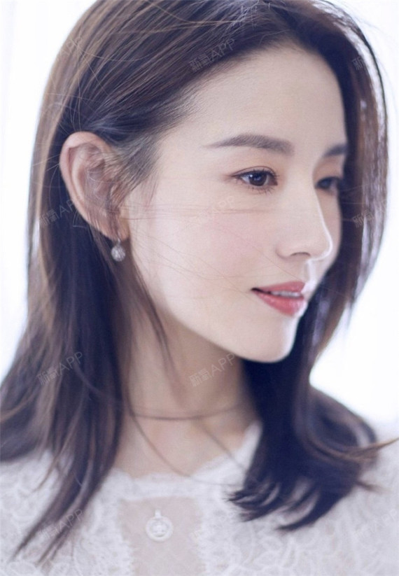 7815希腊鼻是一种相对比较完美的鼻型,鼻梁比较高挺,加上鼻尖跟