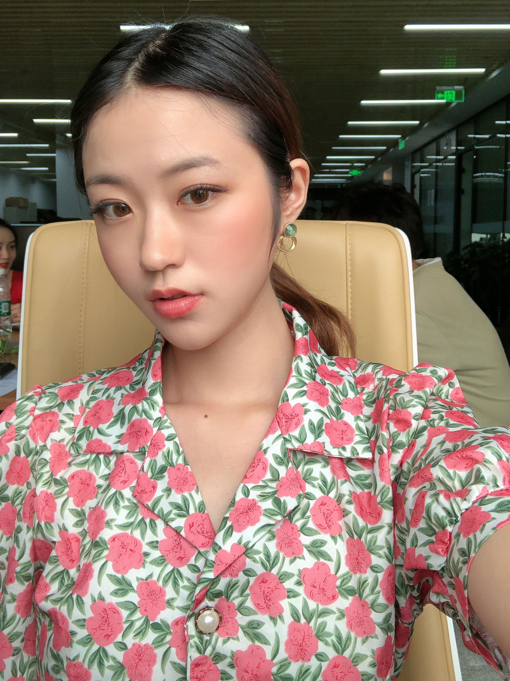 有不少的美女们因为脸部有凹陷,脸型轮廓的线条不够自然流畅,五官比例