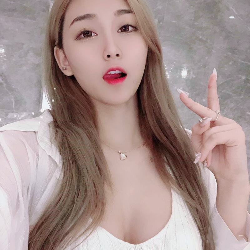 脖子干干净净的自己看着也舒服,而且也白皙,颈纹真的是每个女孩子都