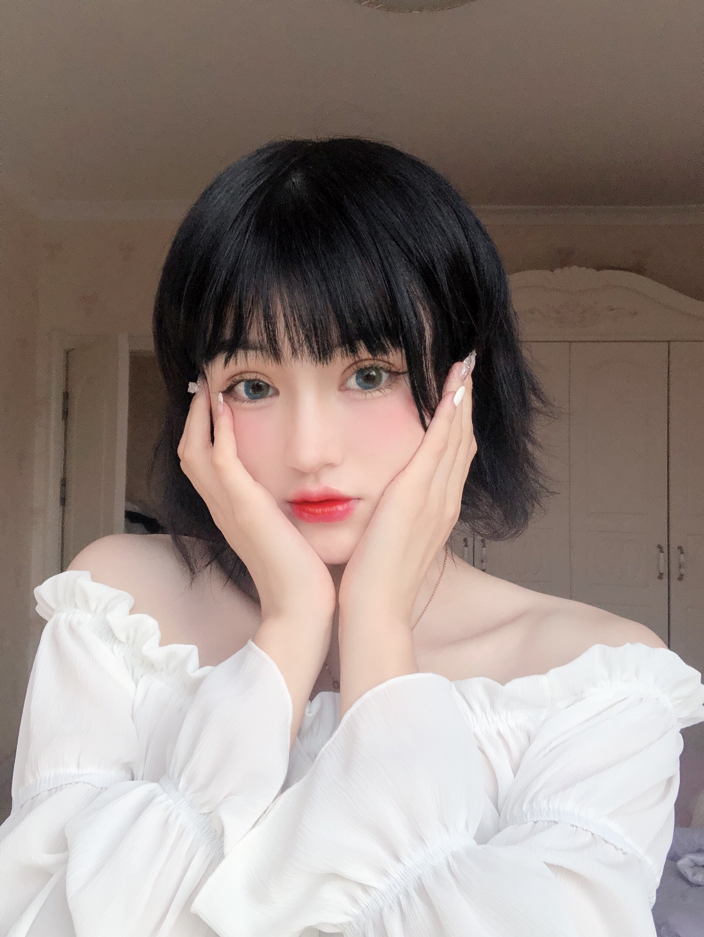 无辜大眼睛的的姑娘有一种楚楚可怜的感觉