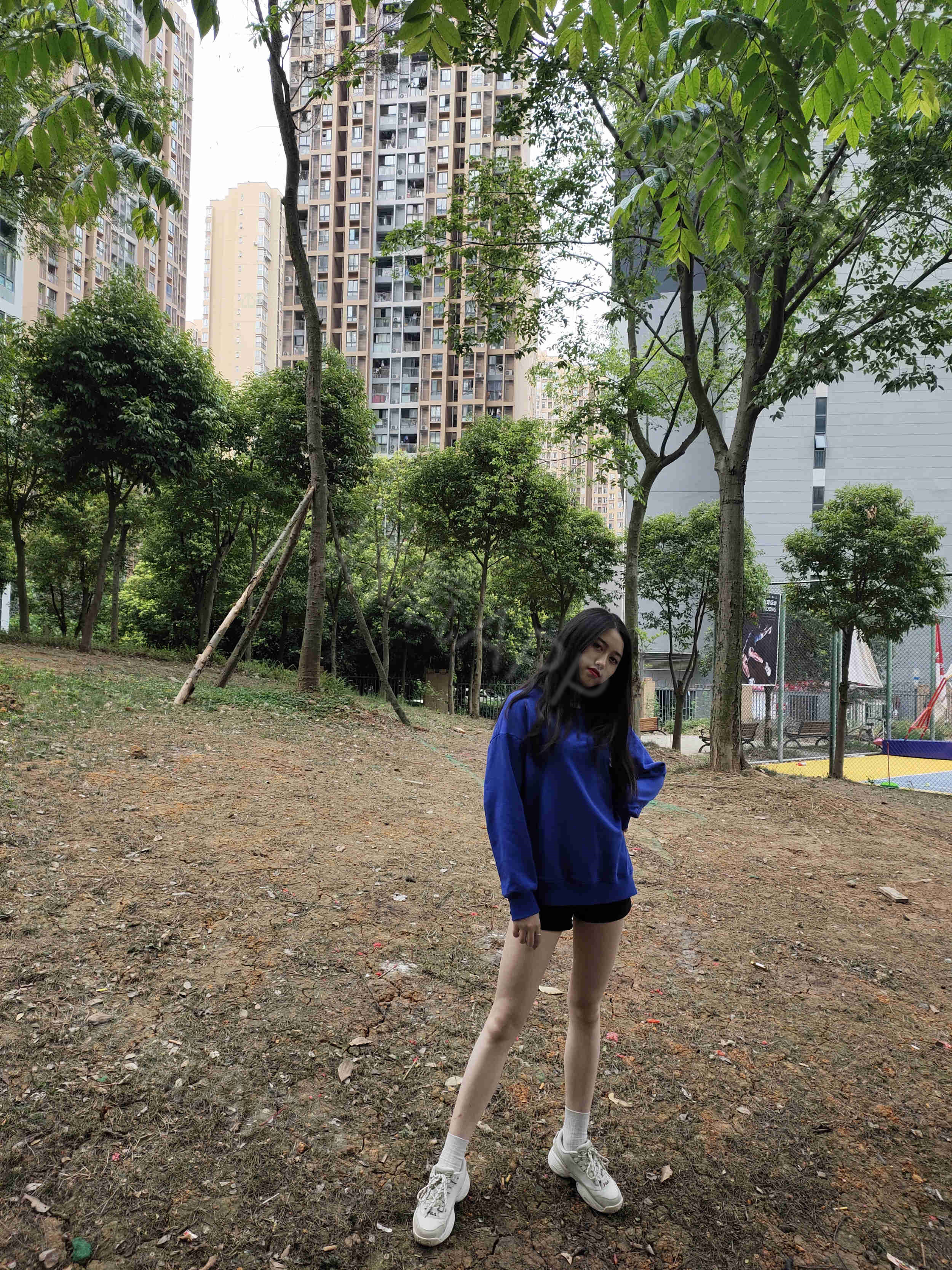 小鸟腿,又长又细,每次走在大街上,看见那种腿型比较好看的女孩子都要