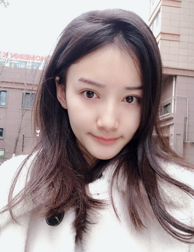 今天是素颜,没有化眼妆,眼睛依旧是很好看的.