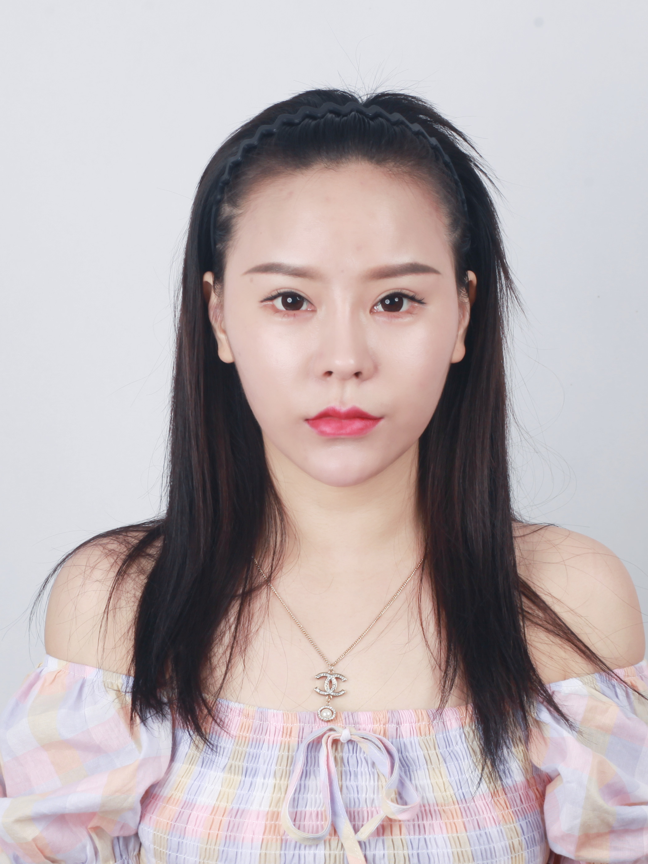 加上有点发际线后移,让发际线的形状看着不好看, 有种方额头的感觉