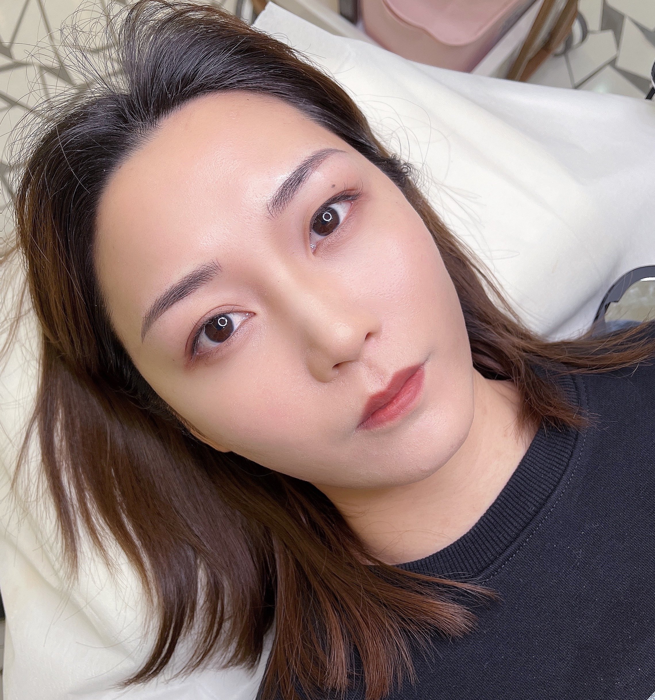 疫情期间基本都是素颜戴口罩,但是露个眉毛稀稀拉拉的懒得画眉,于是我