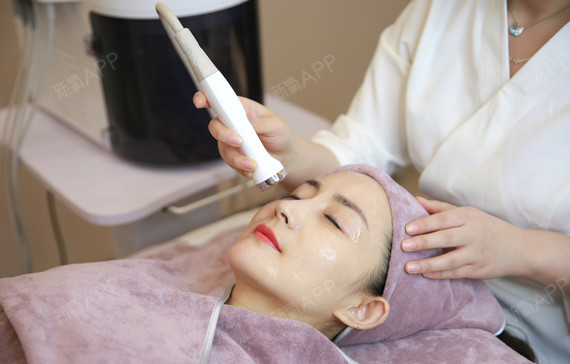 超微小气泡深层清洁换肤美白第一步