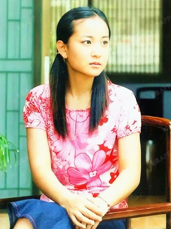 从网曝出来的贾玲年轻时的照片来看,素颜下的贾玲五官立体,轮廓清晰