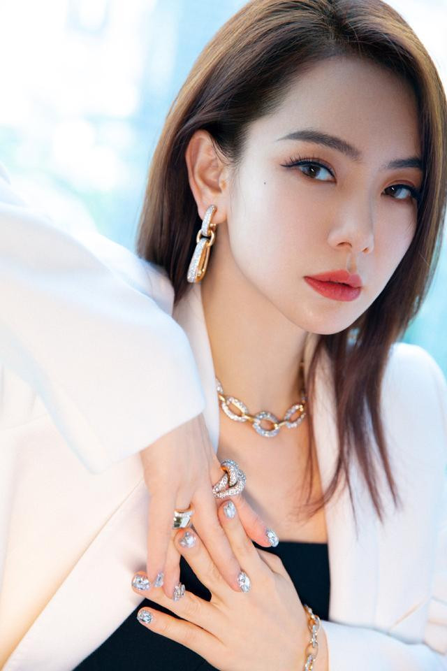 眼窝凹陷割双眼皮一定需要填充吗?