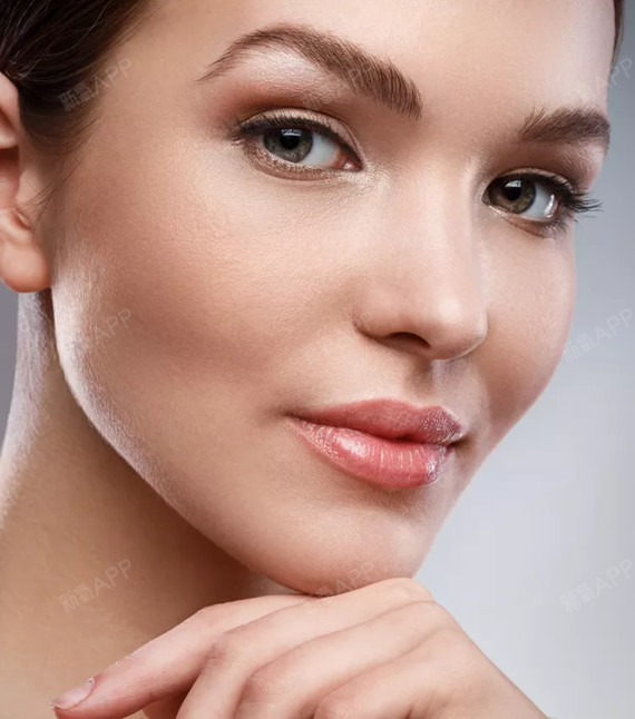 玻尿酸丰下巴拒做低头族